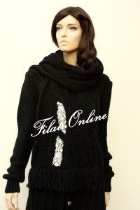 SC03r sciarpa con treccione pura lana nera morbidissima con ricamo a mano e frange misura 30x168cm e pesa 260gr costo 63€