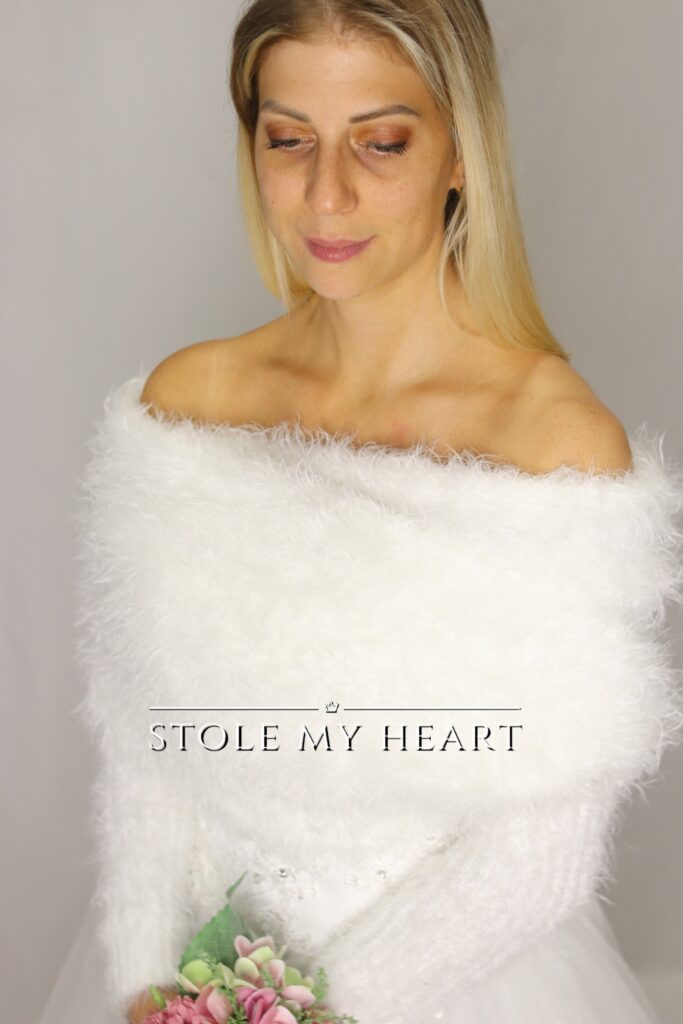 Coprispalle con manicotti, giacchino da sposa, in lana pregiata e finta pelliccia, ecopelliccia, morbida, calda, elegante, raffinata, di colore bianco latte si abbina ad abiti da sposa, da cerimonia, matrimonio, battesimo, comunione e laurea. Versatile, può essere indossata anche con i jeans, abbigliamento casual. 