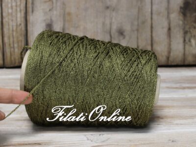 Verde oro antico”, “Verde imperiale con riflessi dorati”, “Tono prezioso e cangiante, che ricorda i drappeggi delle ville nobiliari”, “Verde oliva dorato con riflessi metallici”, “Un colore storico, ricco, d’effetto, che richiama i tessuti delle antiche dimore”